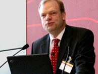 Oktober 2005: Claus Weiers bei einem Vortrag vor Kreditfachleuten in Potsdam.